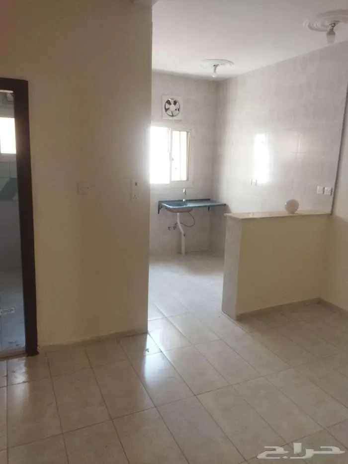 شقق عزاب للايجار السنوي بحي السلامة 0