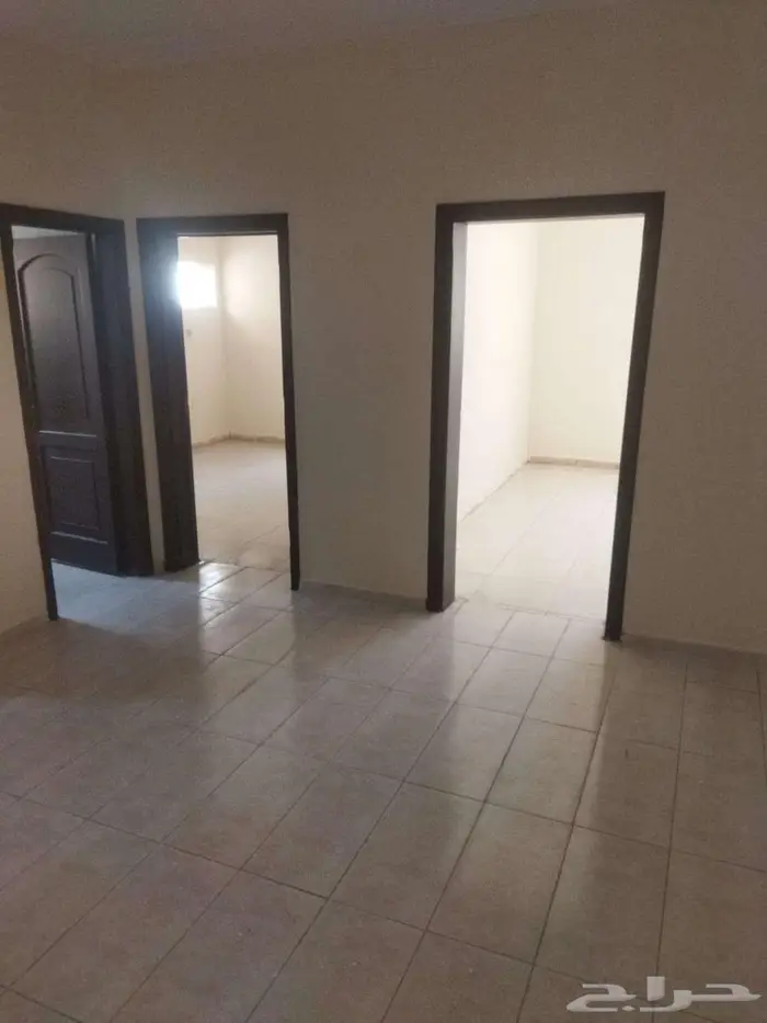 شقق عزاب للايجار السنوي بحي السلامة 1