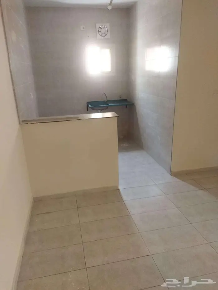 شقق عزاب للايجار السنوي بحي السلامة 3