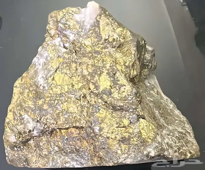 حجر غني بالذهب المركز 0