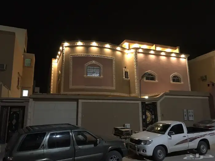 للبيع فيلا درج صالة مع شقتين في حي أحد مخطط الجوهره 3