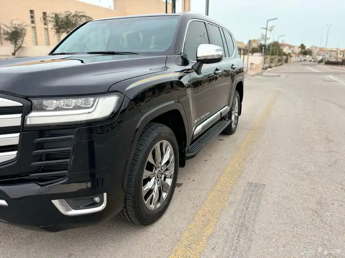 للبيع لاندكروزر VXR وارد وليد (مالك أول) 2023 8