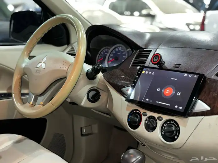 ميتسوبيشي CMC Z7 2012 عائلي ثلاث صفوف 20
