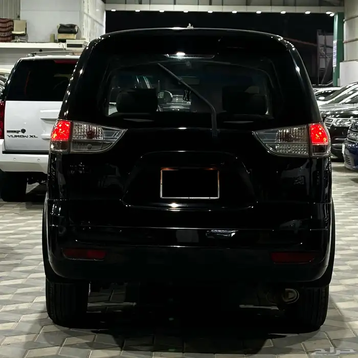 ميتسوبيشي CMC Z7 2012 عائلي ثلاث صفوف 4