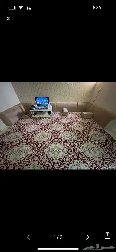 جلسة ارضية لون بيج وفرشه ارضية مقاس ثلاثه باربعه لون احمر 0