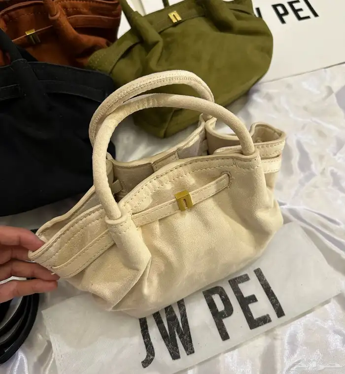 شنط ماركة ميو ميو مع جميع الملحقات 47