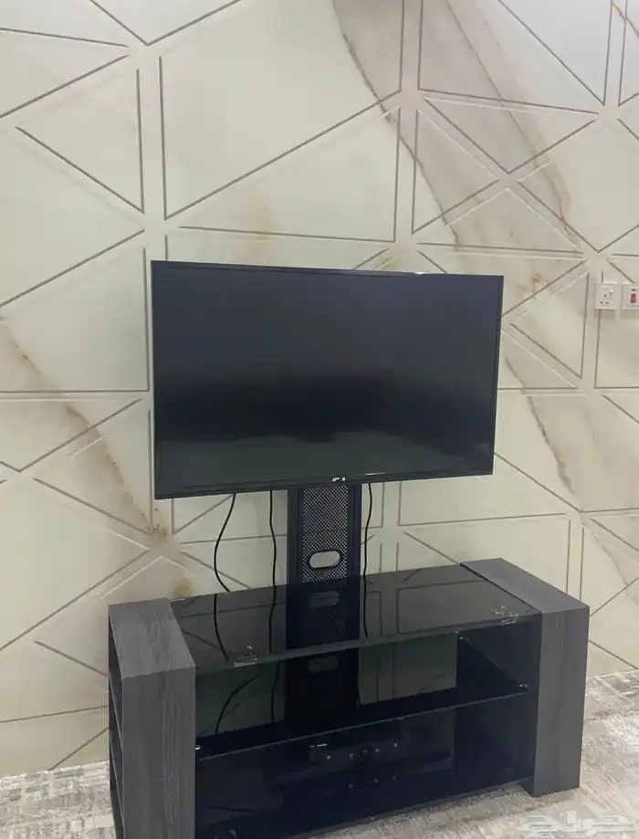 طاولة مع التفزيون 0