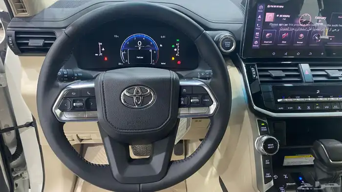 تويوتا لاندكروزر GXR 3 موديل 2025 اللون ابيض 10