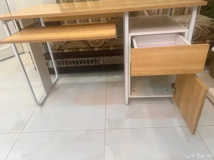 مكتب وكرسي وجزامة 1