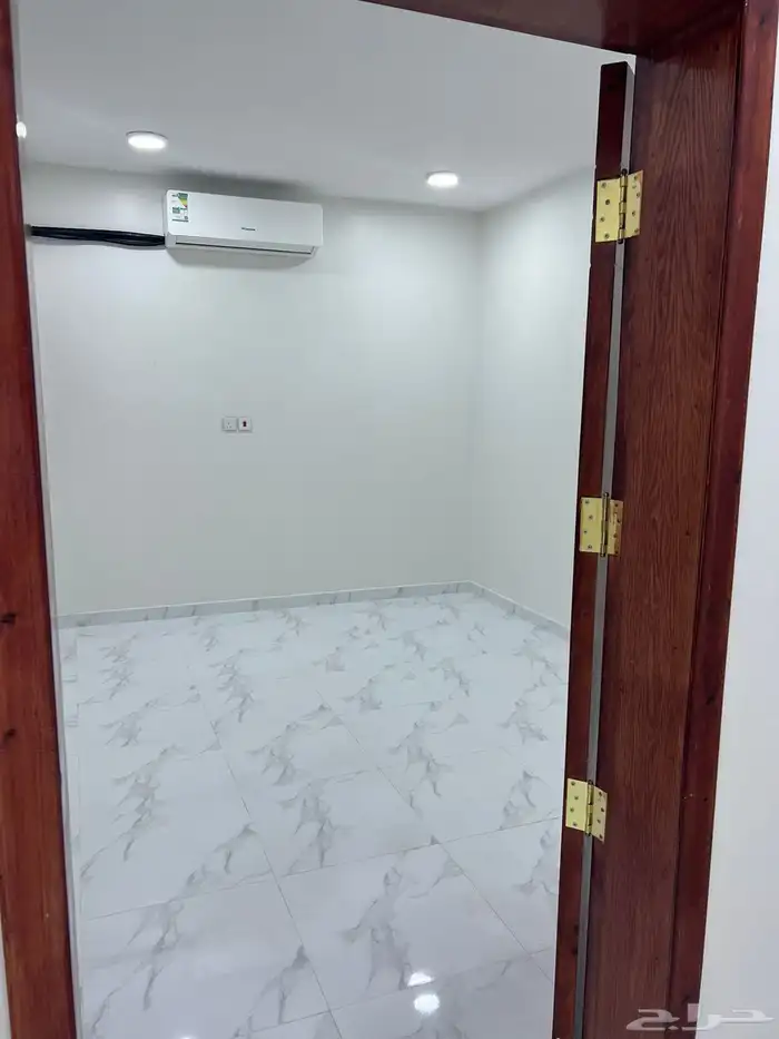 شقق وغرف عزاب للإيجار في راس تنوره 0