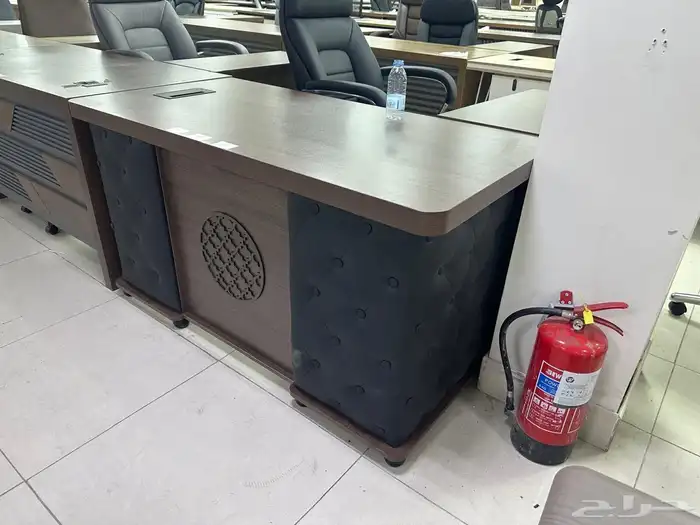 مكاتب كراسي جلد دولاب خشب دولاب حديد. 25