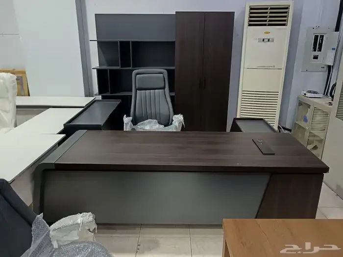 مكاتب كراسي جلد دولاب خشب دولاب حديد. 24