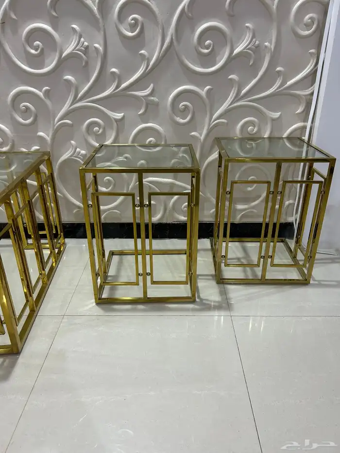 بيع طاولة  ومعها أربع خدمة 1