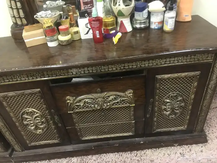 للبيع غرفة نوم مكونه من سرير ودرج وتسريحة استخدام سنه 2
