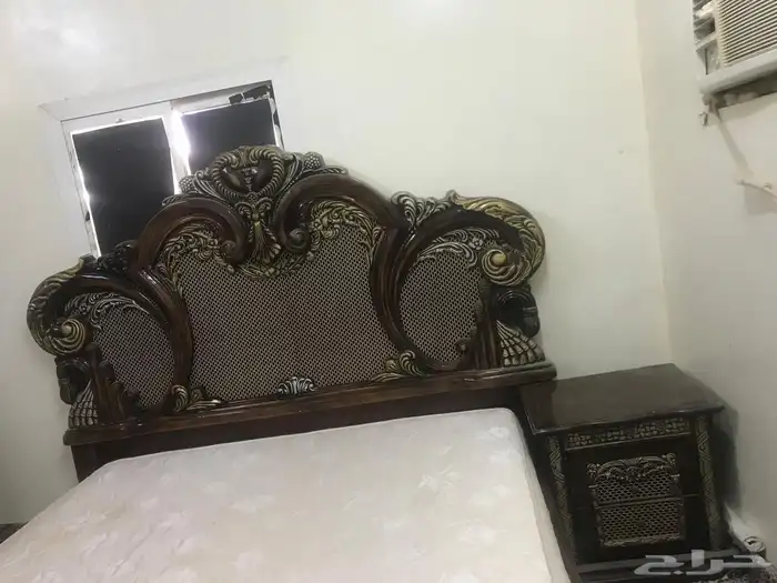 للبيع غرفة نوم مكونه من سرير ودرج وتسريحة استخدام سنه 0