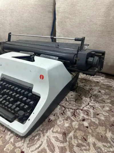 للبيع آلة كتابة قديمة 2