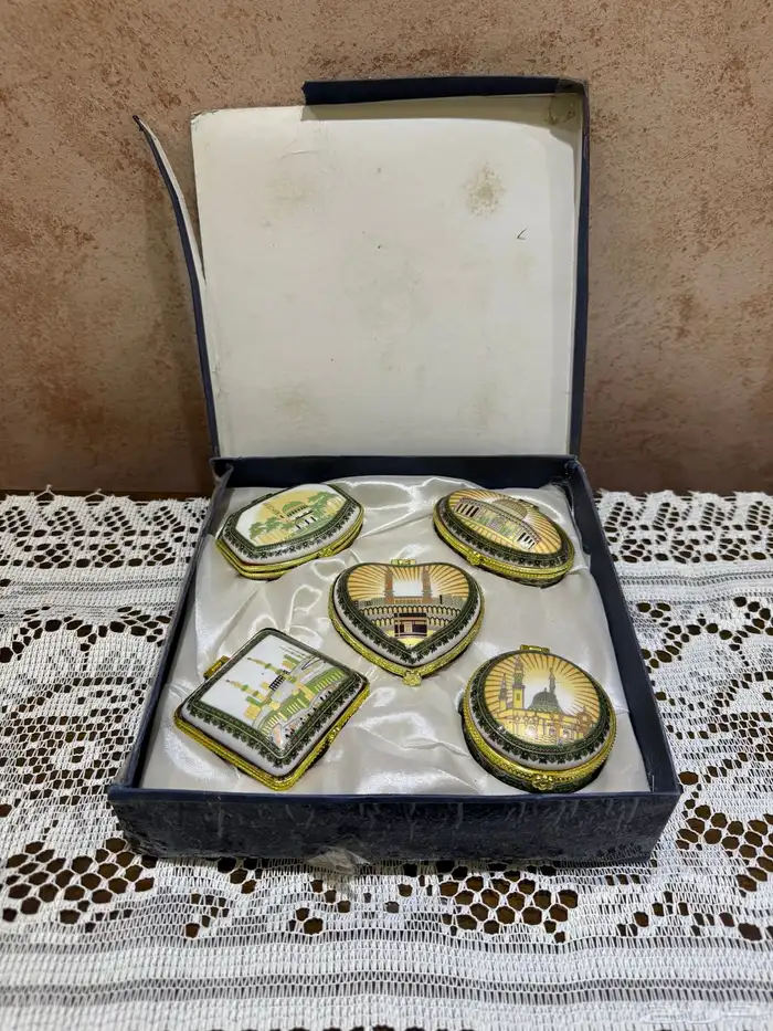 خمسة علب سيراميك مذهب 0