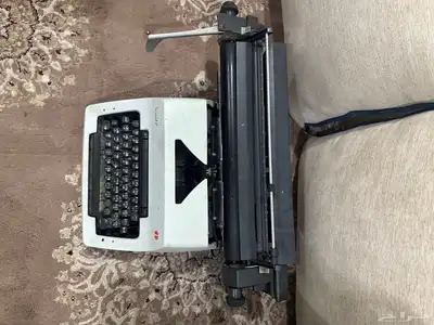 للبيع آلة كتابة قديمة 4