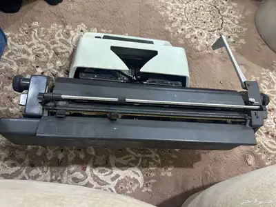 للبيع آلة كتابة قديمة 5