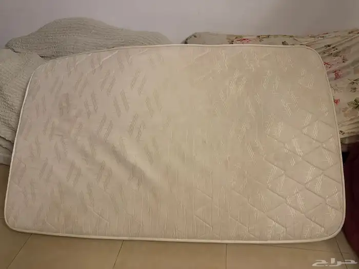 للبيع سرير كامل مع المرتبه مع الكومدينه 2