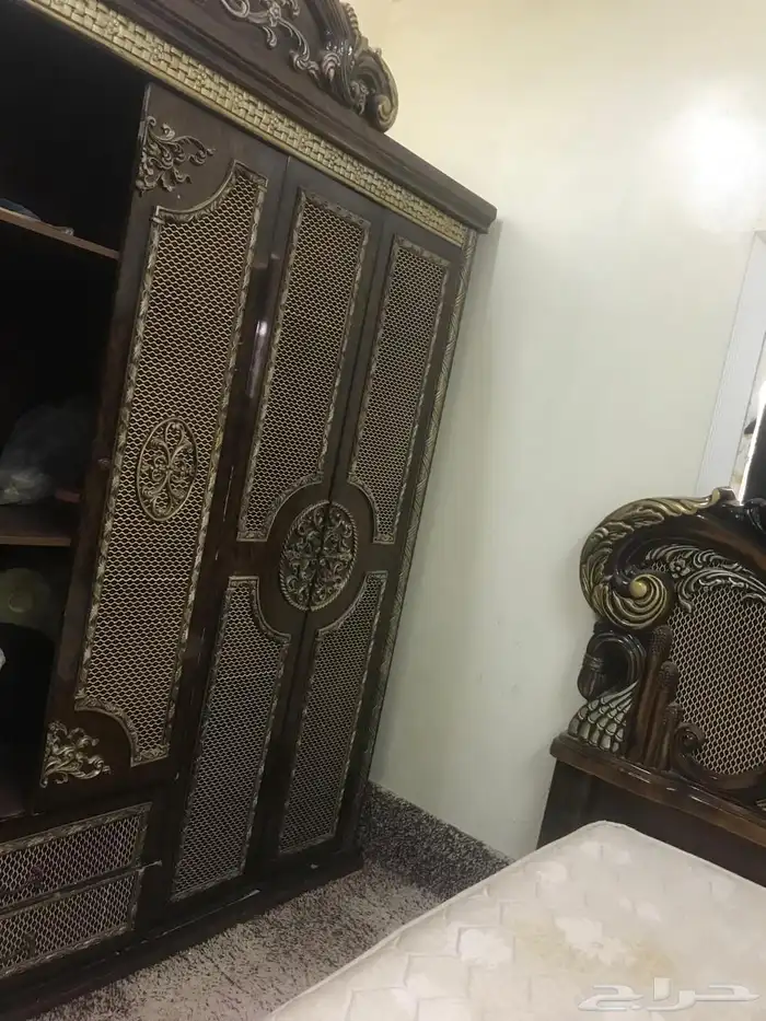 للبيع غرفة نوم مكونه من سرير ودرج وتسريحة استخدام سنه 1
