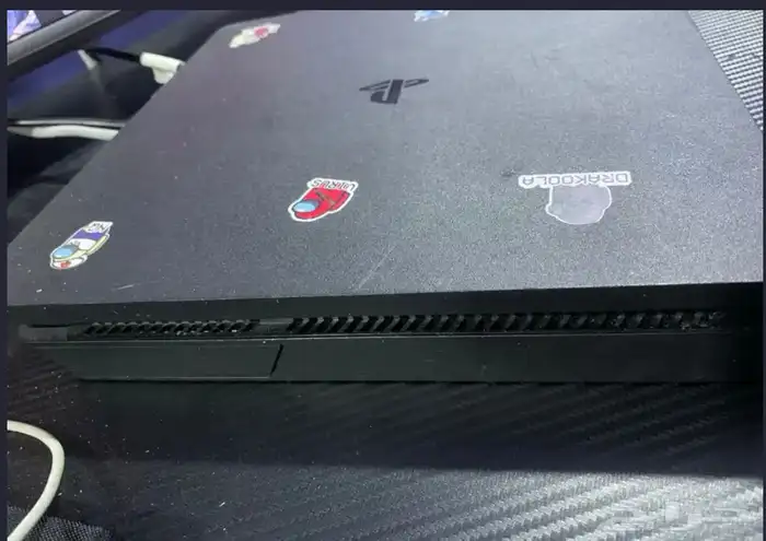 سوني 4 1TB مستخدم شوي لاكن شبه جديد مافيه مشاكل مع الملحقات 2