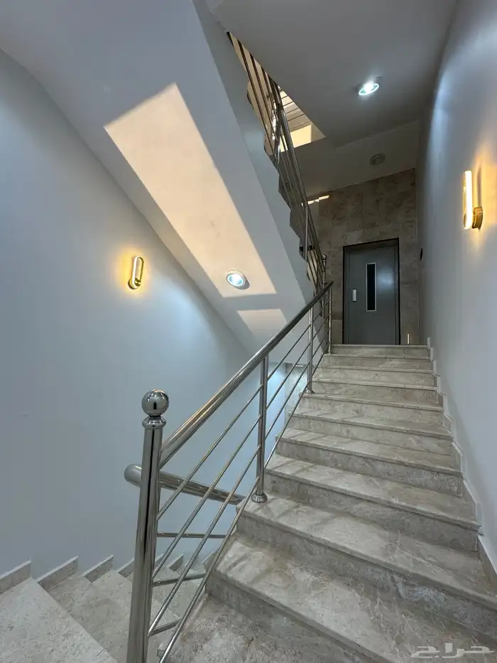 روف علوي بملحق مدخل مستقل موقع متميز بابها 2