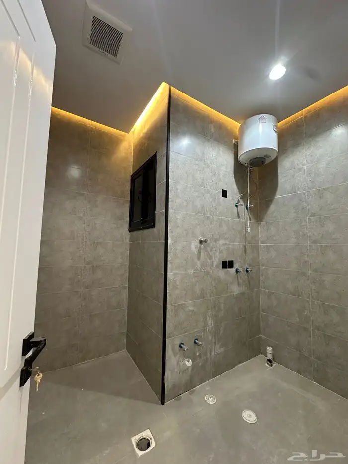 روف علوي بملحق مدخل مستقل موقع متميز بابها 9