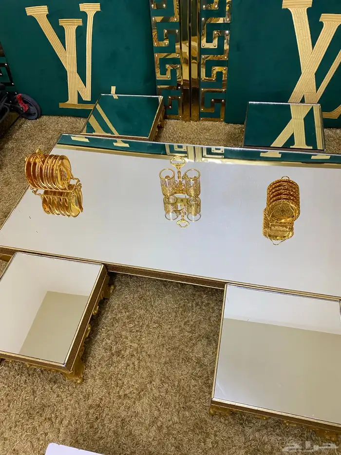 طاوله مستطيله كبير مع4 طاولات خدمه معها طقم صحون تم البيع 1