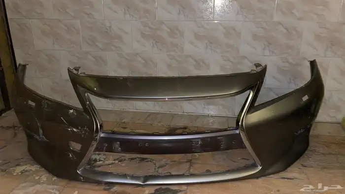 صدام وشمعة لكزس اي اس 2014 1