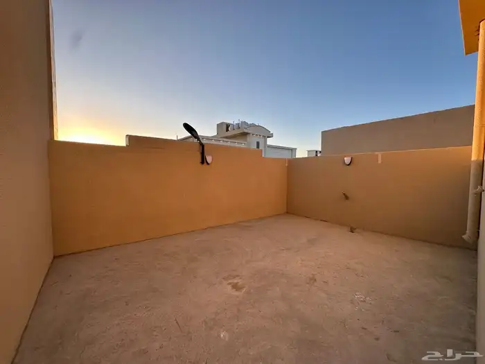 روف علوي بملحق مدخل مستقل موقع متميز بابها 24