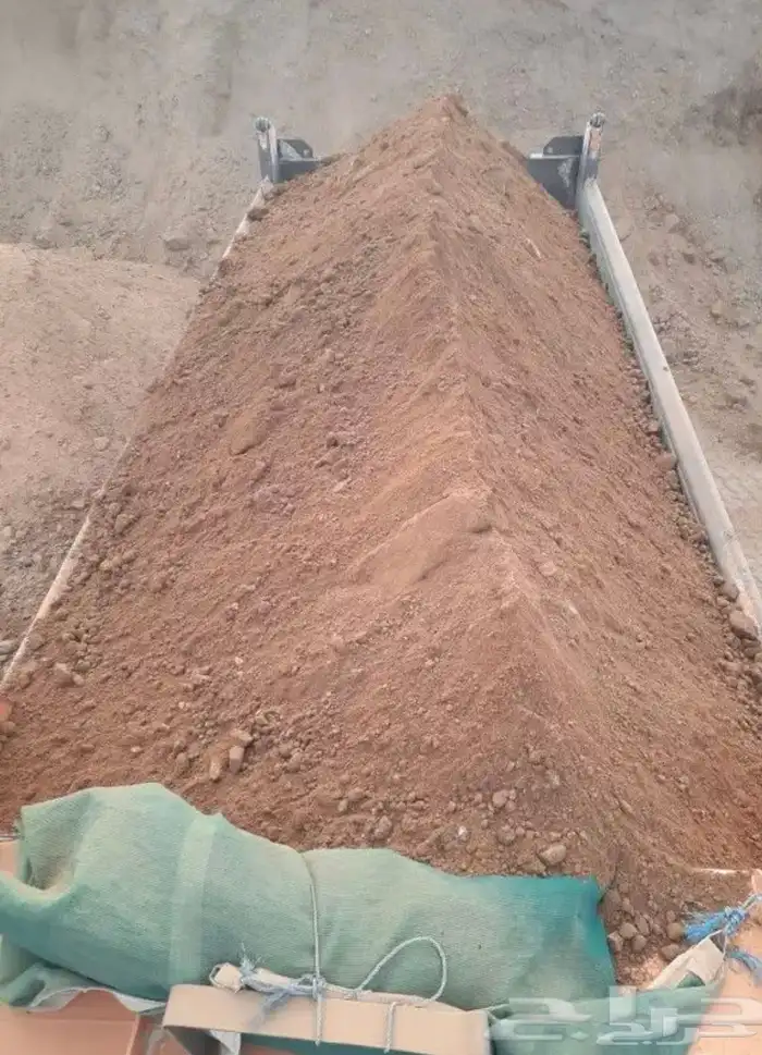 شيول وقلابات وبوكلين وتريلات للحفر والدفن وازالة المخلفات 8