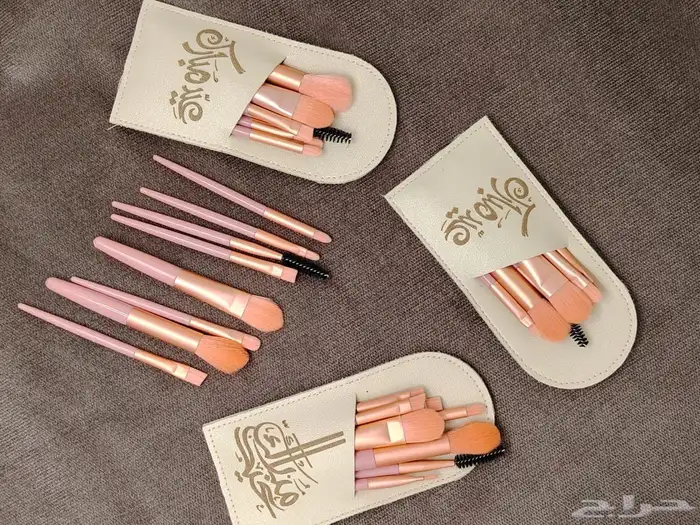 توزيعات العيد شنطه فرش المكياج مع عباره عيد مبارك 1