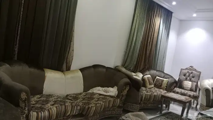 كنب أمريكي مجالس مع ستائر نظيف 0