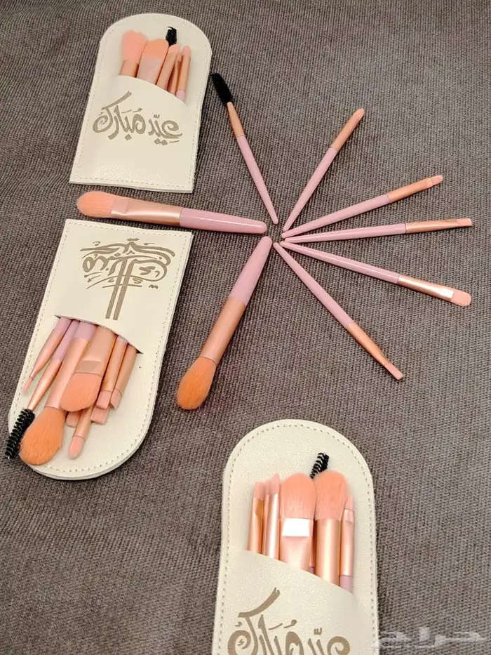 توزيعات العيد شنطه فرش المكياج مع عباره عيد مبارك 5