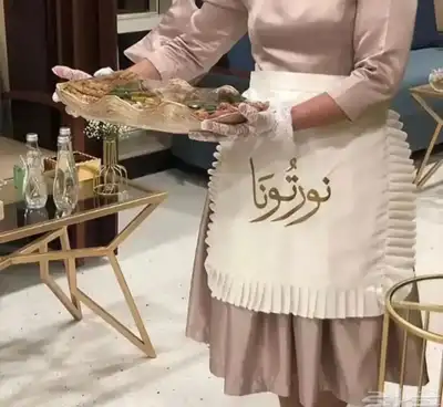 مضيفات بزي موحد وقهوجيه مختصه بصنع المشروبات 0