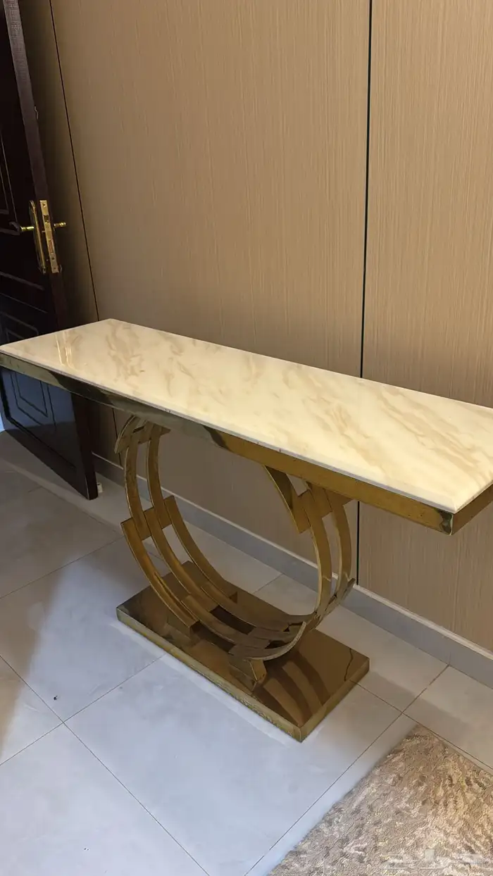 طاولة كونسول رخام مع قاعدة ذهبية بحالة ممتازه 0