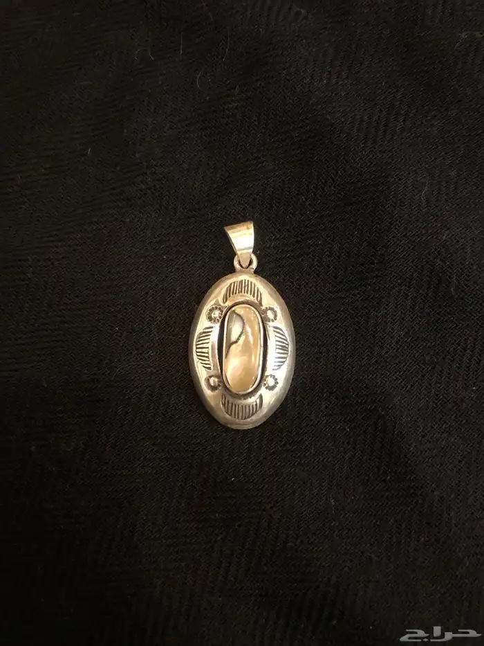 تعليقات من الفضة مختومة بتصميم معروف وبأحجار مختلفة 10