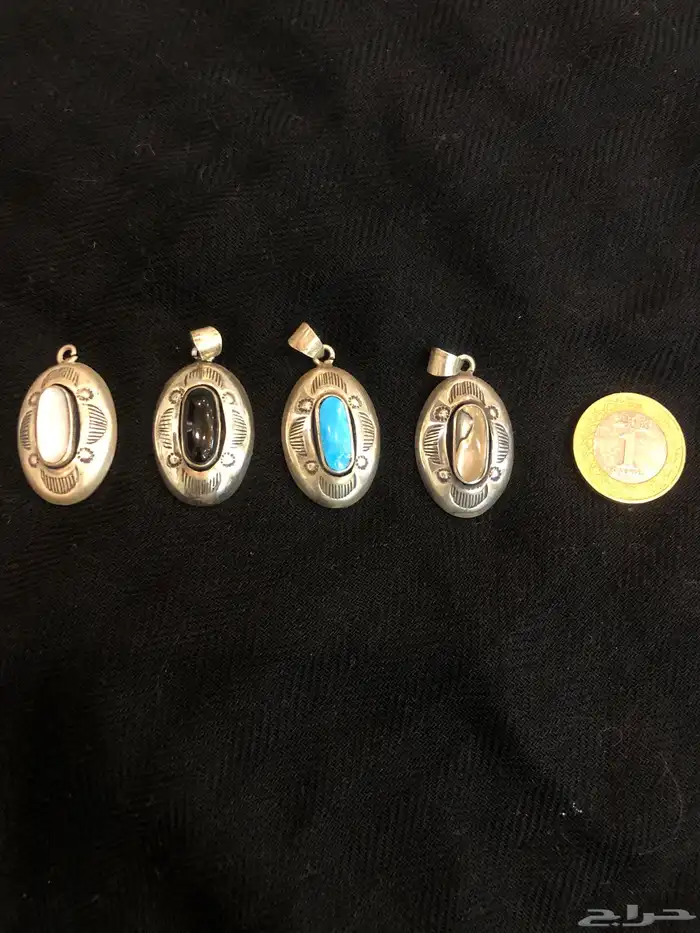 تعليقات من الفضة مختومة بتصميم معروف وبأحجار مختلفة 1