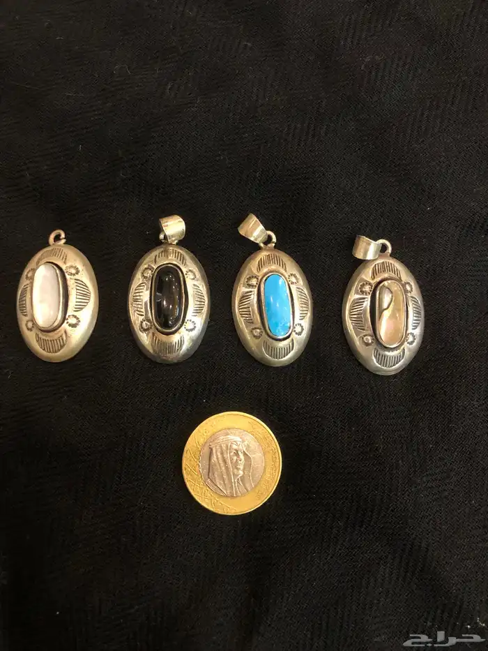 تعليقات من الفضة مختومة بتصميم معروف وبأحجار مختلفة 3