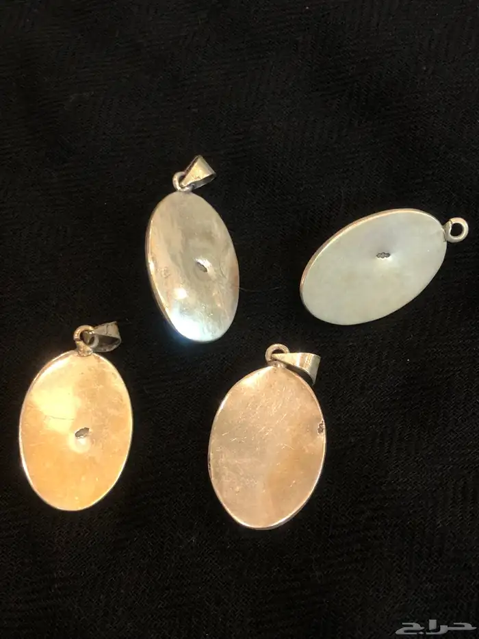 تعليقات من الفضة مختومة بتصميم معروف وبأحجار مختلفة 5