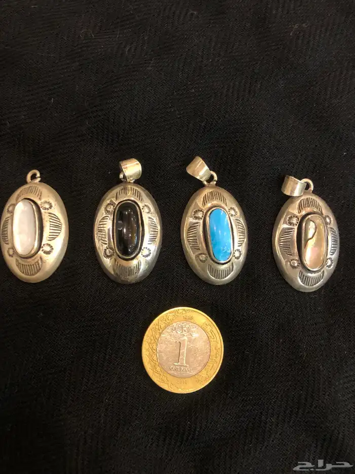 تعليقات من الفضة مختومة بتصميم معروف وبأحجار مختلفة 2