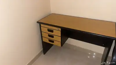 مكتب حالته ممتازة جد ا مافيه اي عيب او مخوش مع كرسي 1