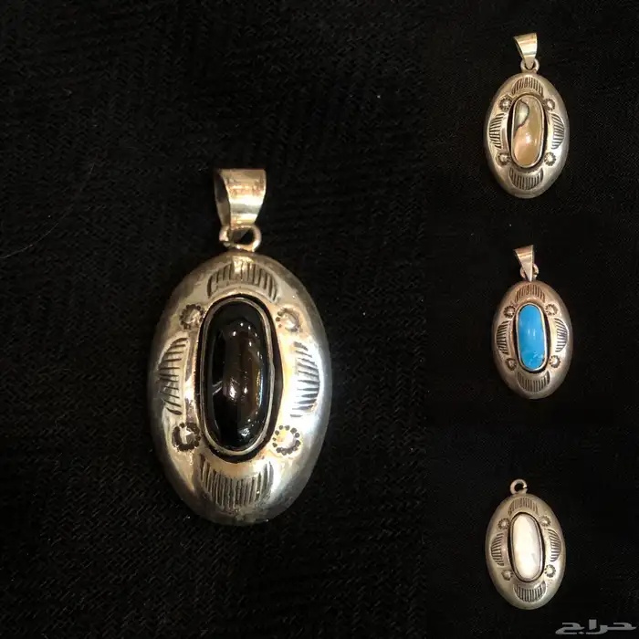 تعليقات من الفضة مختومة بتصميم معروف وبأحجار مختلفة 0