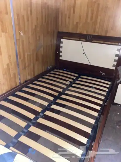 سرير بني وابيض فيه انوار 5