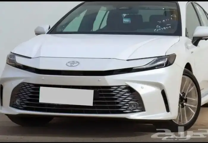 تويوتا كامري لومير هايبرد 2025 ابيض لؤلؤي 3