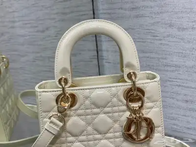 شنطة ليدي ديور سمول ابيض   كوبي ماستر 1