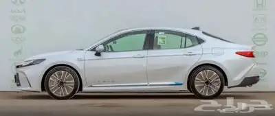 تويوتا كامري لومير هايبرد 2025 ابيض لؤلؤي 18