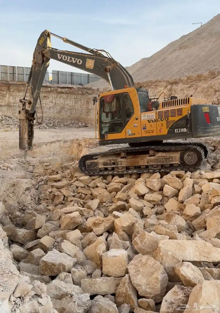 بوكلين بوكلينات لاعمال الحفر والترحيل 2