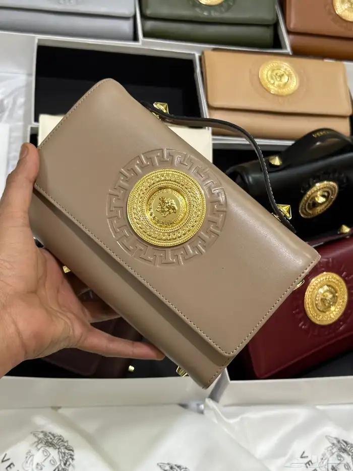 شنط هاي كواليتي جميع الماركات بسعر200 فقط 10